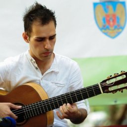 Concurs de muzică folk – „Scoate chitara în grădină!” - pentru tineri și copii - Câștigă o chitară!