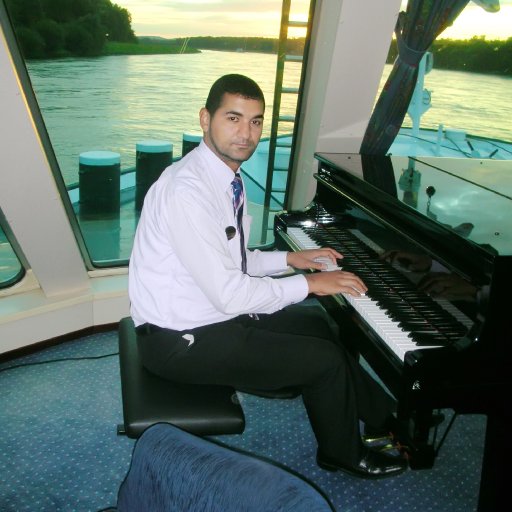 2747-Pianoonboat12.