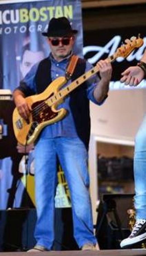 Muzician,instrumentist chitară bass Adrian Cozma